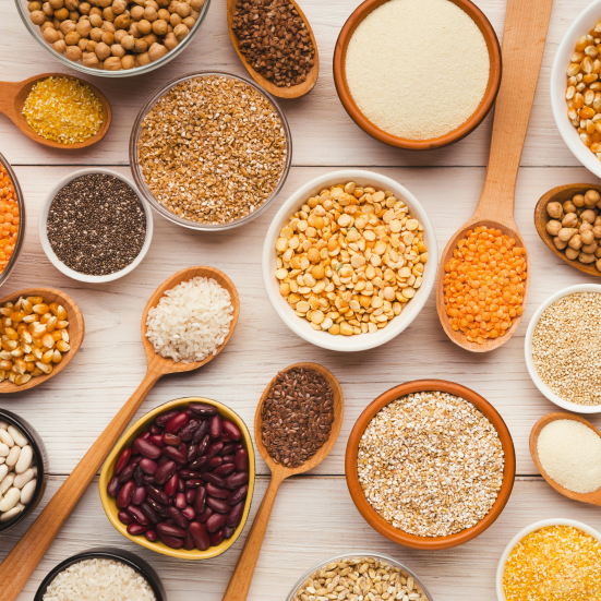 Foto af forskellige slags bælgfrugter der ligger i skåle. 