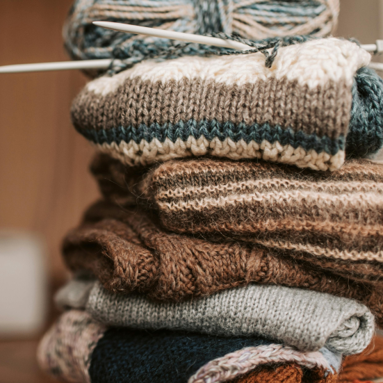 Billede af en bunke strikke klude med strikkepinde.