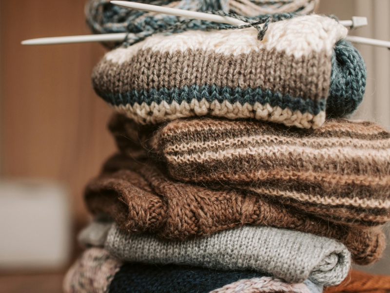 Billede af en bunke strikke klude med strikkepinde.