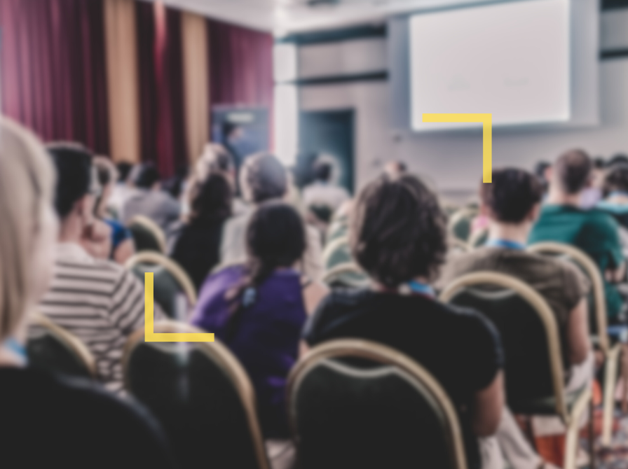 Billede af publikum til livestream eller foredrag, set bagfra